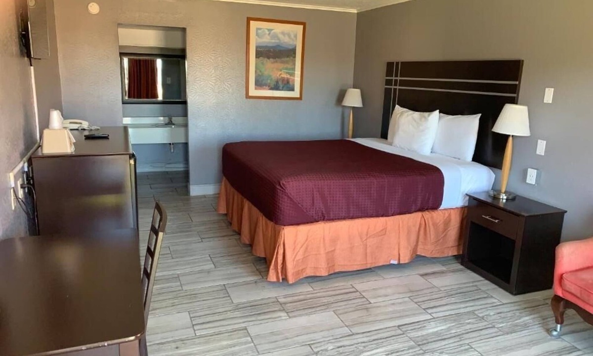 Beeville Hotel | Great Stay Near Top Attractions – Room Near Beeville Country Club – 2.7 mi away