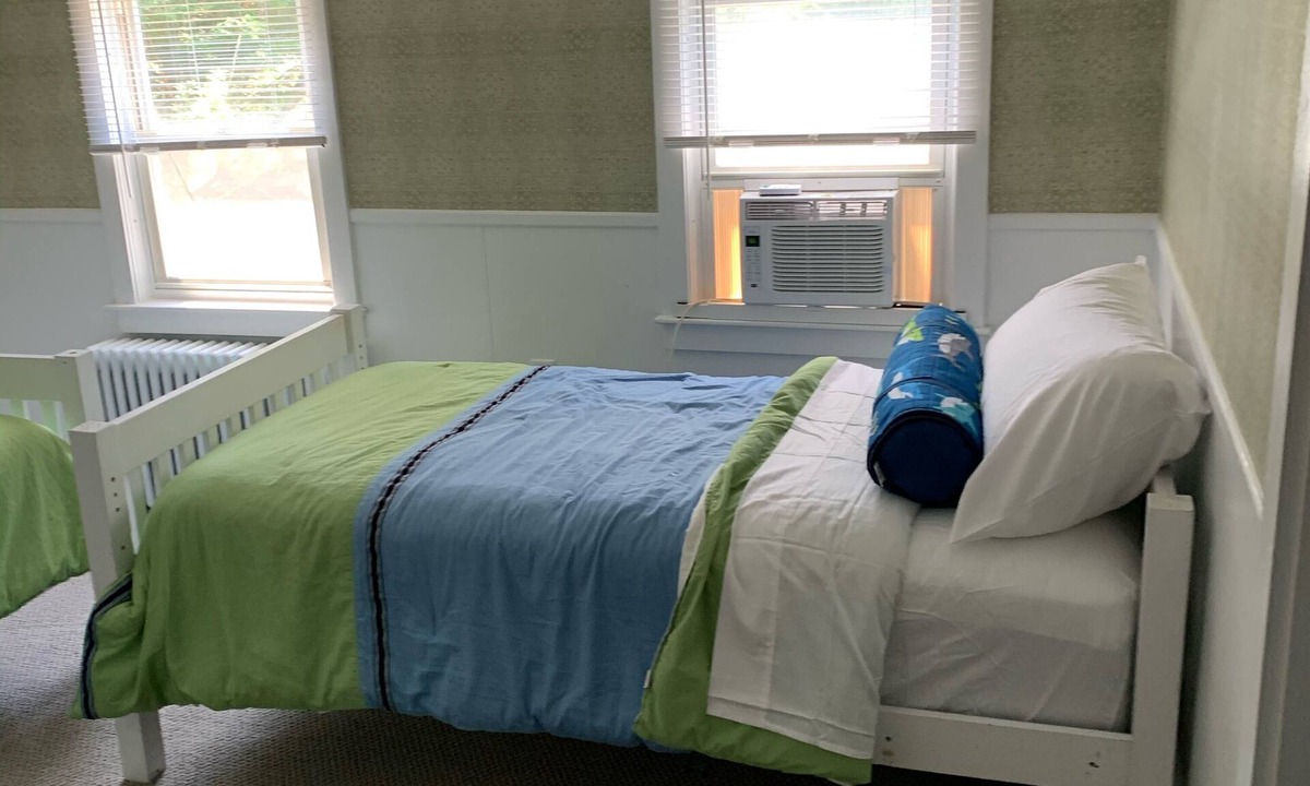 Tisbury House | Great update 3 BR near ferry with pool