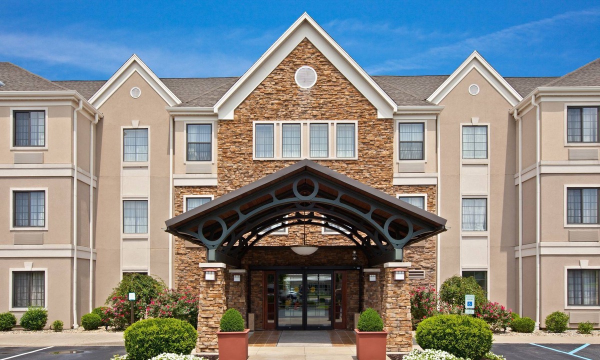 Middletown Condo | Great Value! 2 Bedroom Suite | Free Breakfast + Shared Outdoor Pool. Near Ford Motor Company!