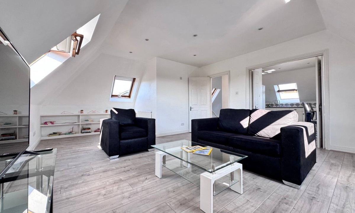 Ealing Common Apartment | Great View- Ealing Heights