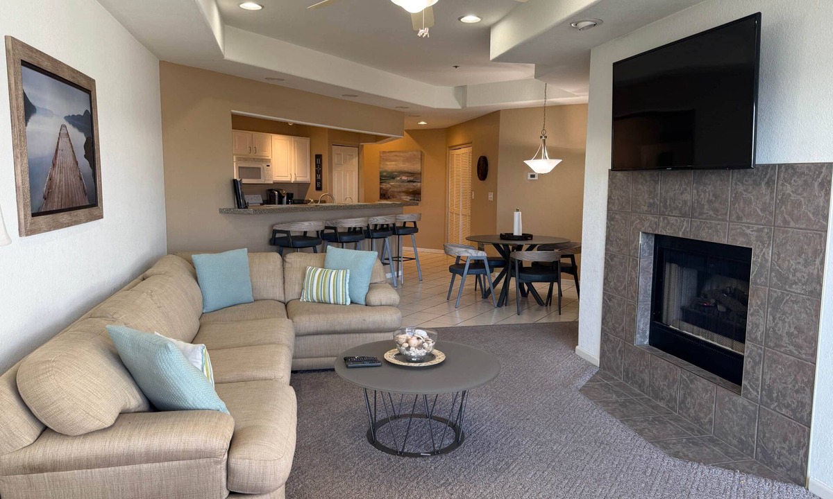 Lake Ozark Apartment | Great view-Screened Deck, Must See! 'TopSider' 3-bed 3-bath