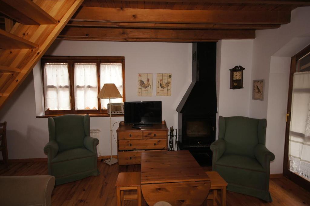 Linsoles Apartment | Green cincuenta y tres