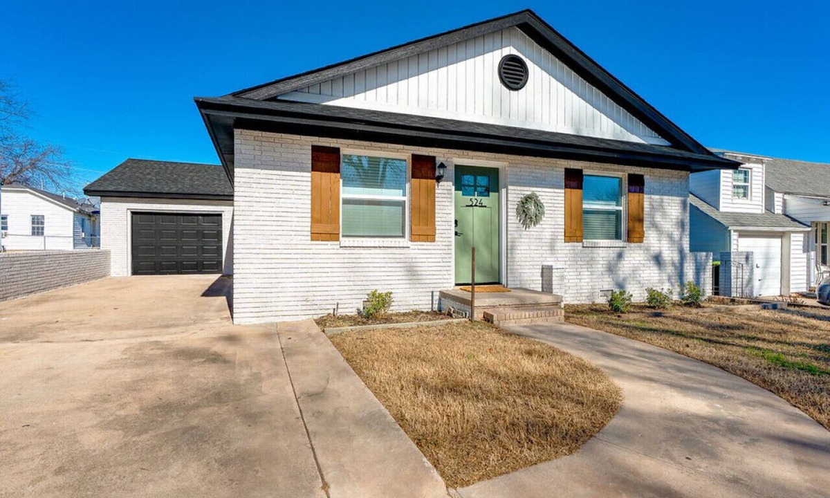 Ada House | Green Door Cottage: Bienvenidos Contractors