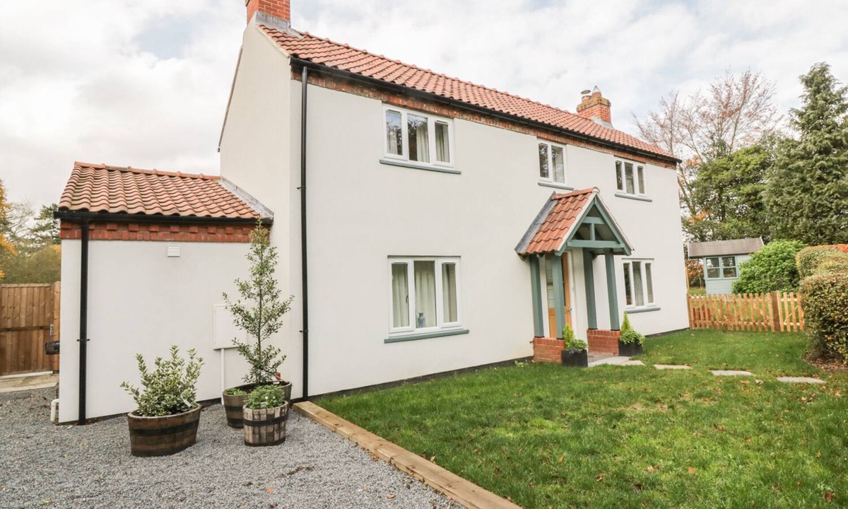 Norwich Cottage | GREENACRES, pet friendly, with open fire in Norwich