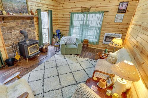 Marlinton House | Greenbrier River On-Site! Modern-Rustic Log Cabin