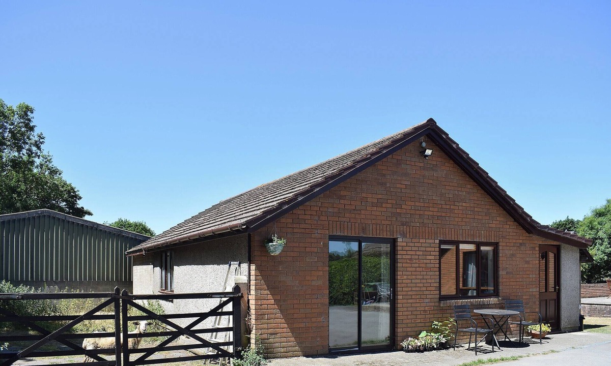 Llansantffraed Cottage | Greenmeadow Bungalow