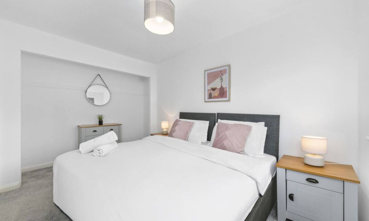 Motherwell House | Greenside Getaway Newarthill