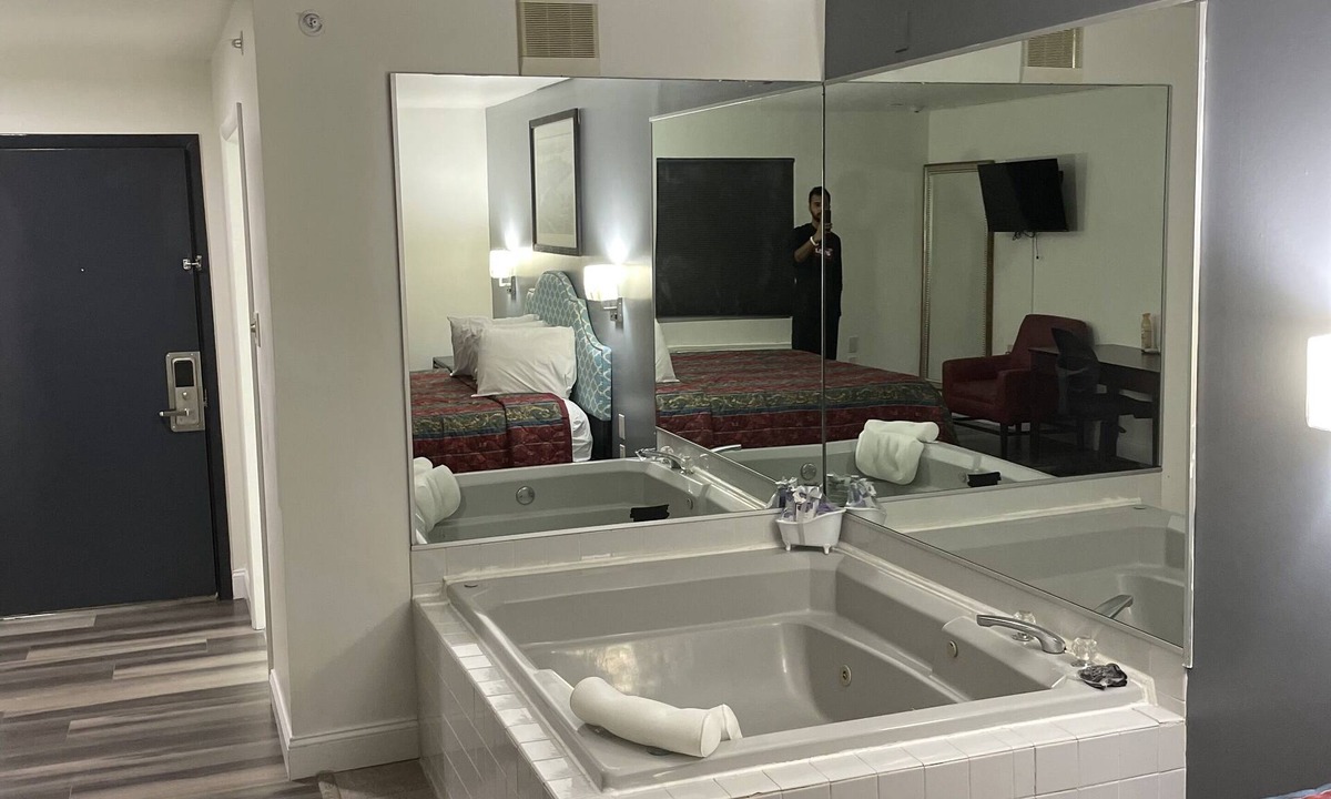 Berlin Hotel | Greenwoods Inn & Suites