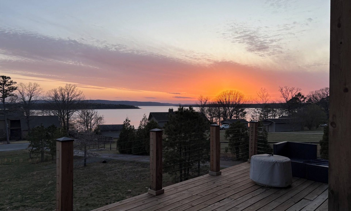 Drasco House | Greers Ferry Lake 4-bedroom house nsleeps 12- Breathtaking SUNSETS -Golf Course
