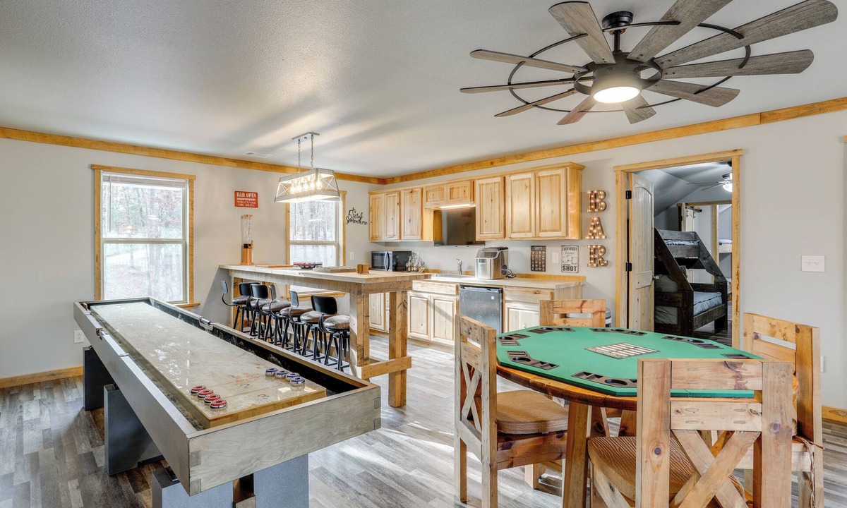 Wilburn House | Greers Ferry Lake Access & Deck: Group Getaway!