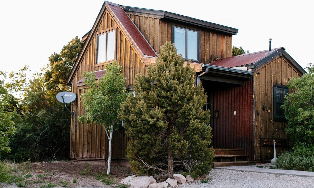 Spanish Valley Cabin | Grey Dawn Cabin @ Whispering Oaks, 20 miles from Moab!