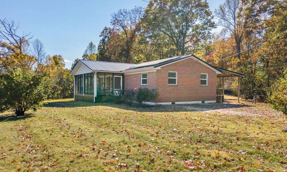Beattyville House | Grey Duck- Firepit, WiFi, Covered Deck, 20 mins from Natural Bridge