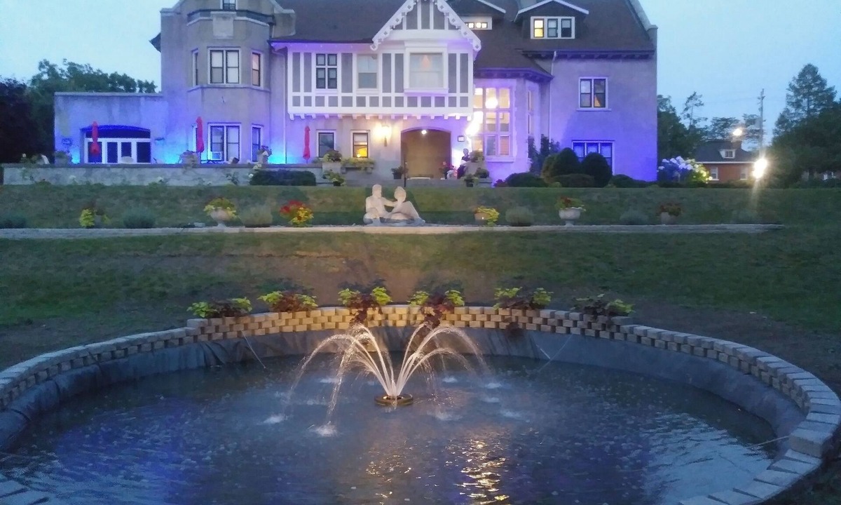 Pembroke House | Grey Gables Inn