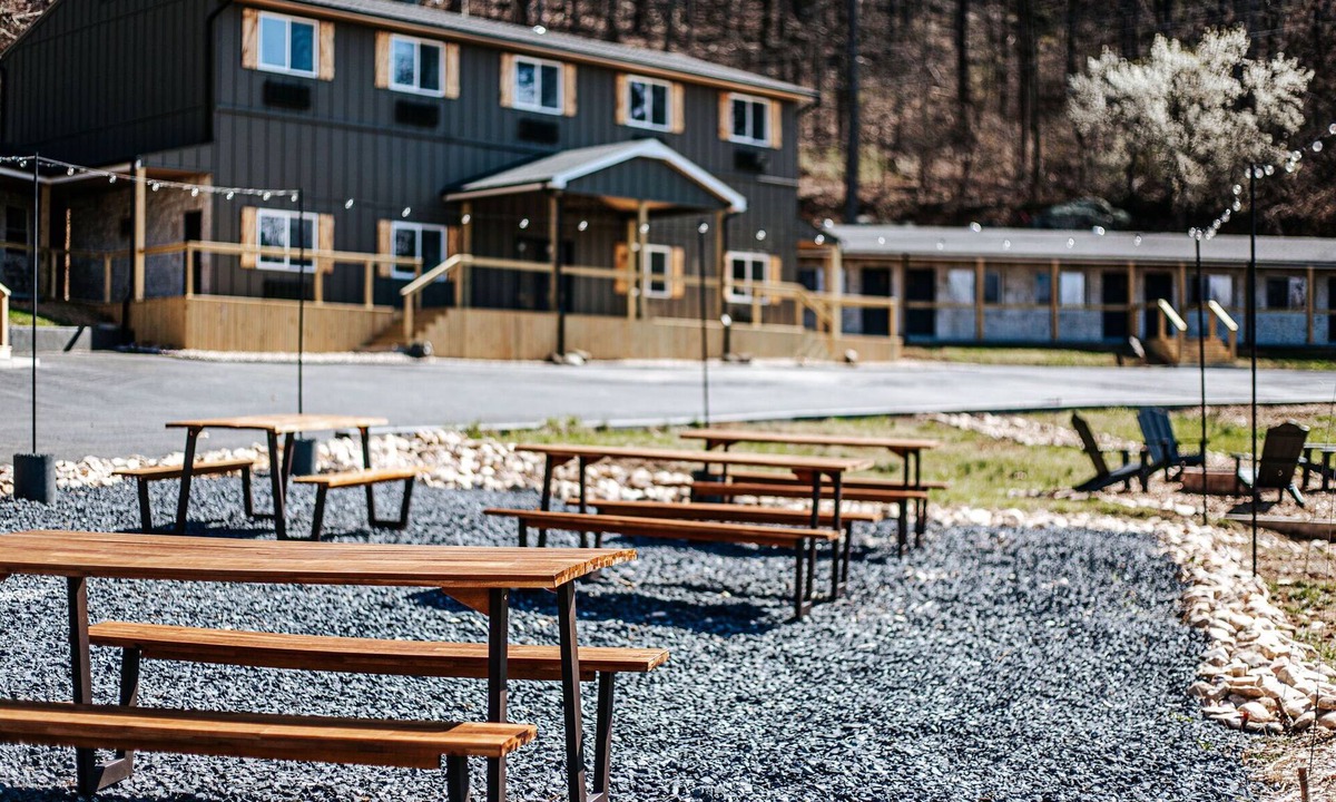 Waynesboro Cabin | Grey Pine Lodge | Queen/Queen | Pet-Friendly! | BEST Location & Amenities!