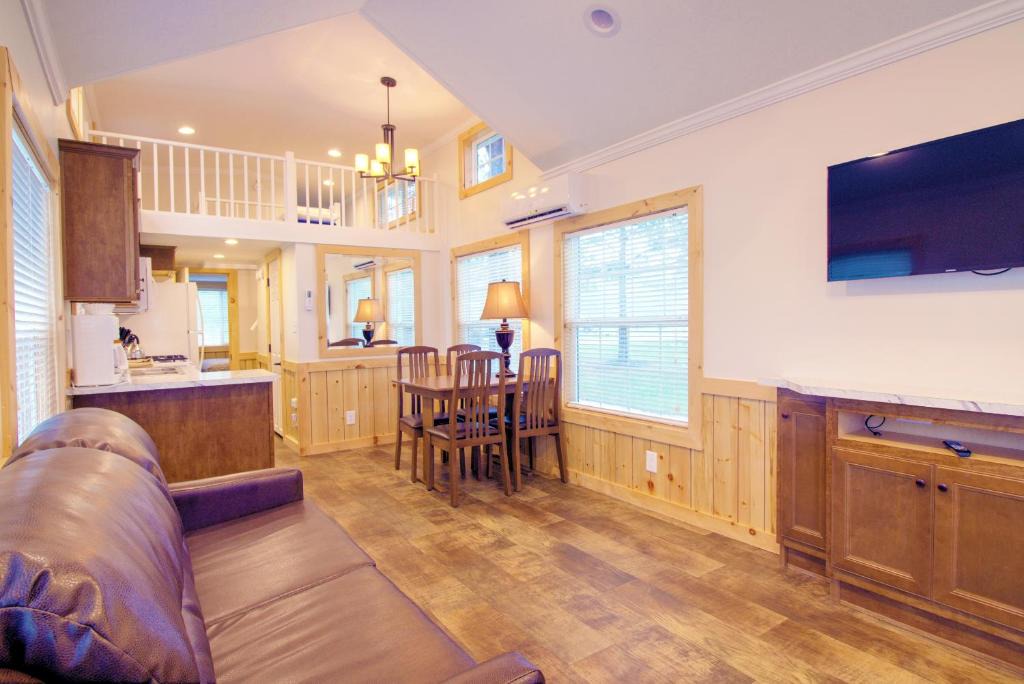 Topping House | Grey's Point Camp Cottage 8
