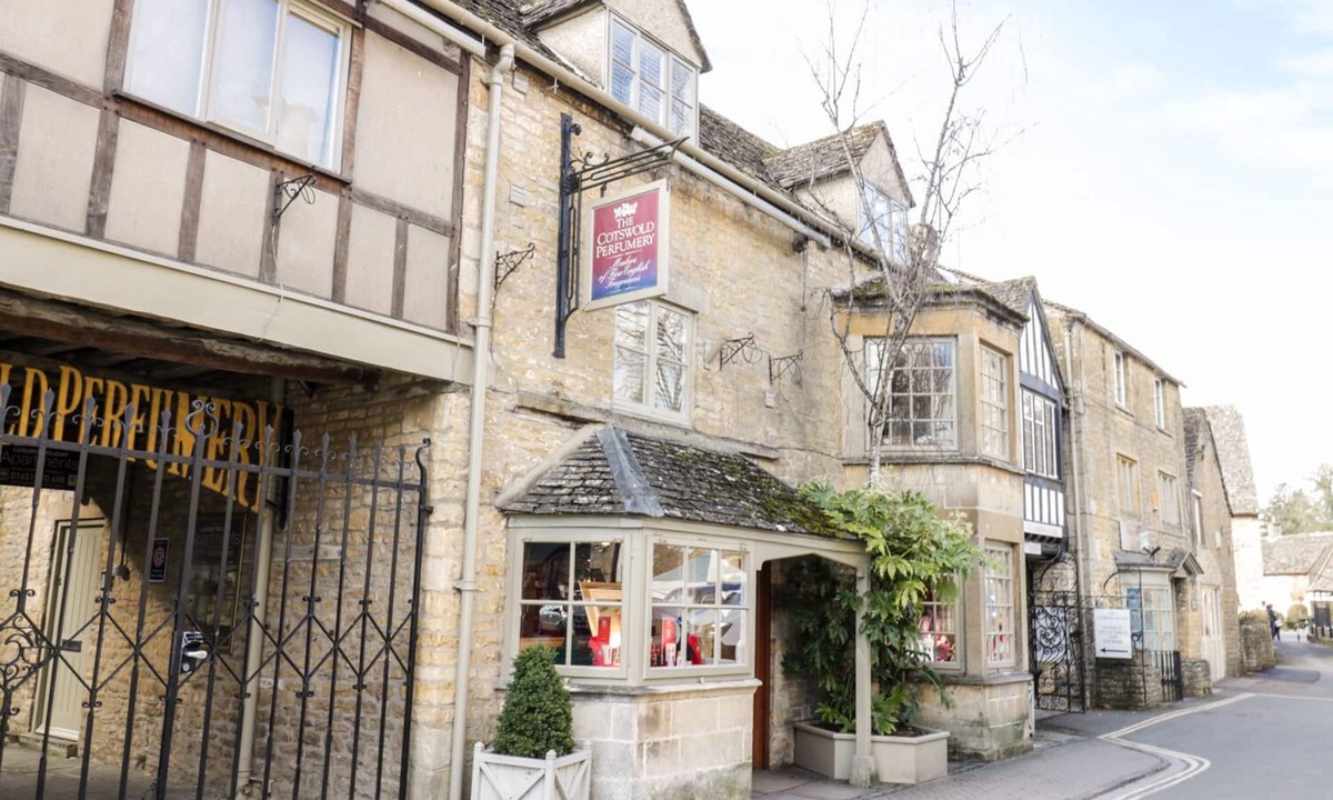 Barnsley Cottage | Greyhound Barn