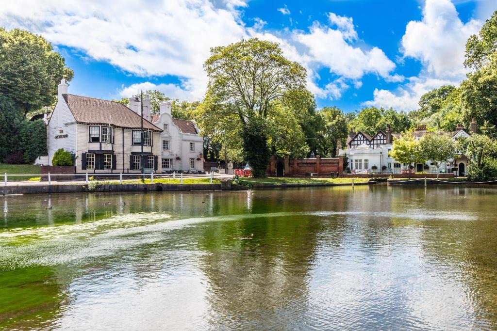 Carshalton Central Hotel | Greyhound Hotel