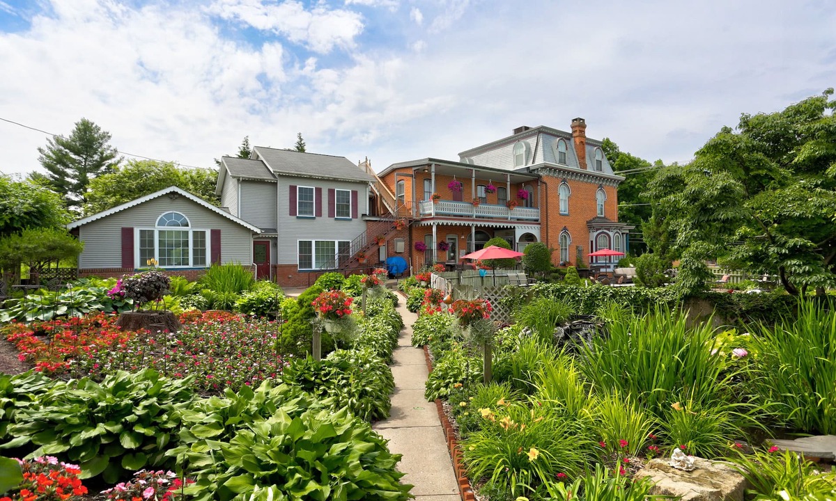 Bird In Hand Hotel | Greystone Manor Bed & Breakfast