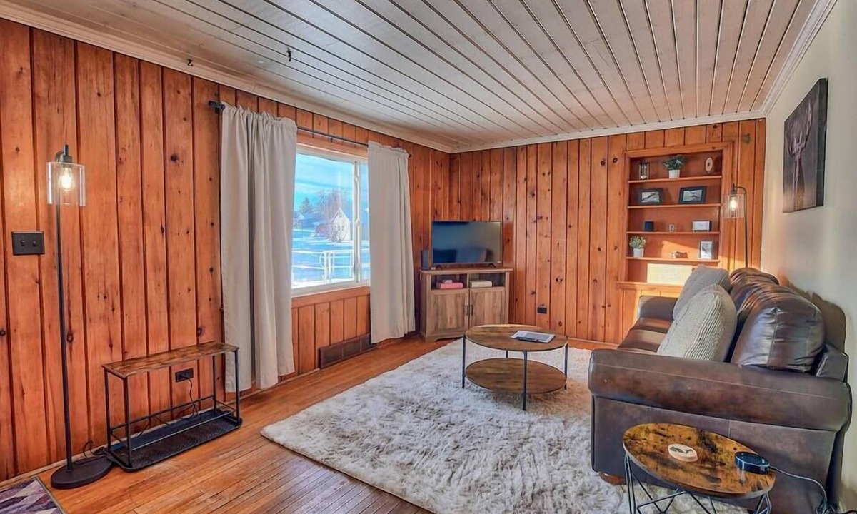 Newberry House | Griffin's Sleek Pine Hideaway