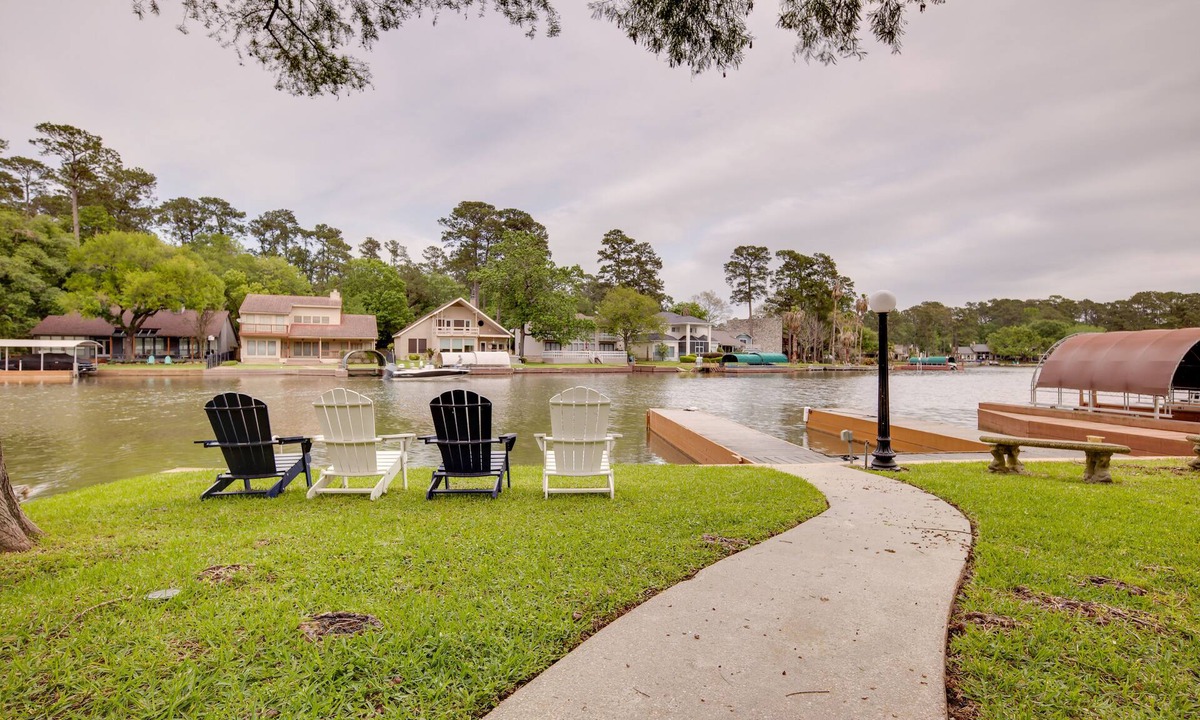 Walden on Lake Conroe House | Grills & Boat Dock: ‘Comfy Cove’ on Lake Conroe