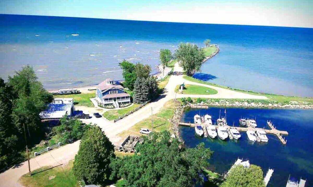 Port Austin Cottage | Grindstone Lighthouse on Lake Huron Private Beach