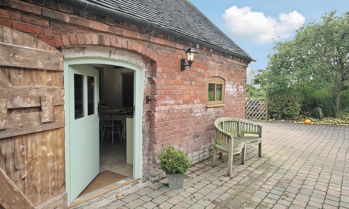 King's Bromley House | Groom's Cottage - E5398