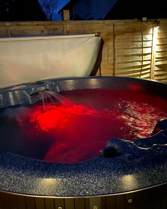 Beith Apartment | GROOMS COTTAGE OUTSIDE HOT TUB