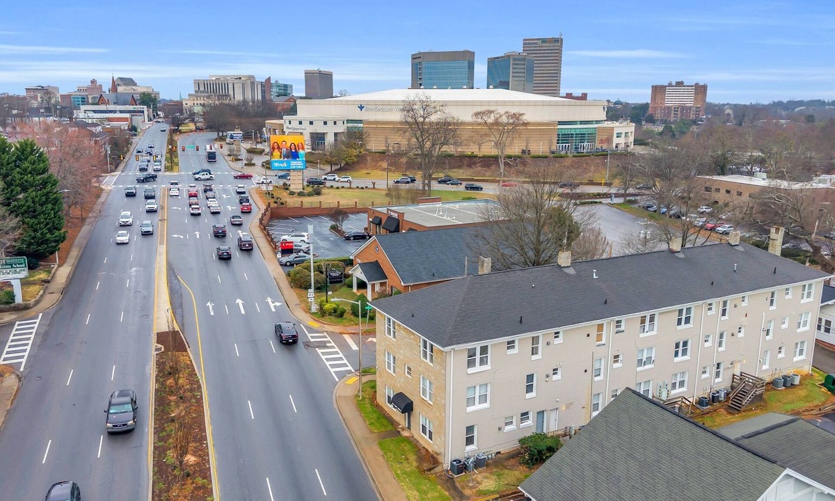 Greenville Downtown Condo | Groovy 2BR Downtown Greenville Condo w/ King Beds