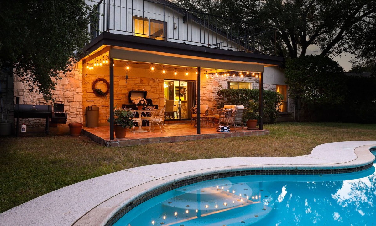 Universal City House | Groovy - A Birdy Vacation Rental