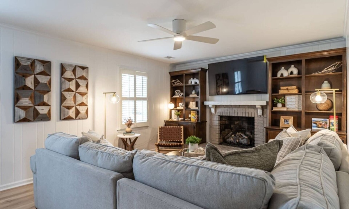 Cary House | Groovy Cary Crib - Pickleball, Pets & Plug-In 4 EV