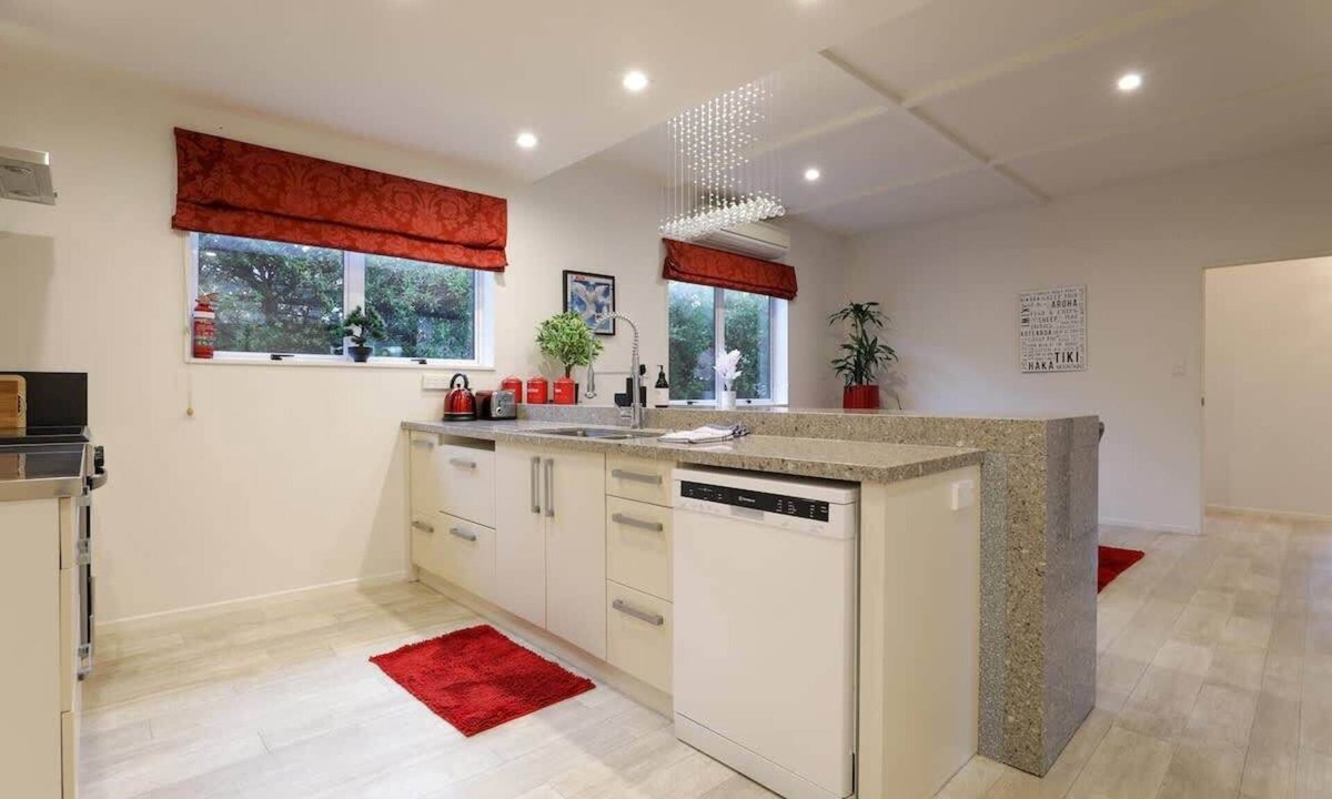 Rotorua House | Groovy on Grey | Central Location with Spa Pool