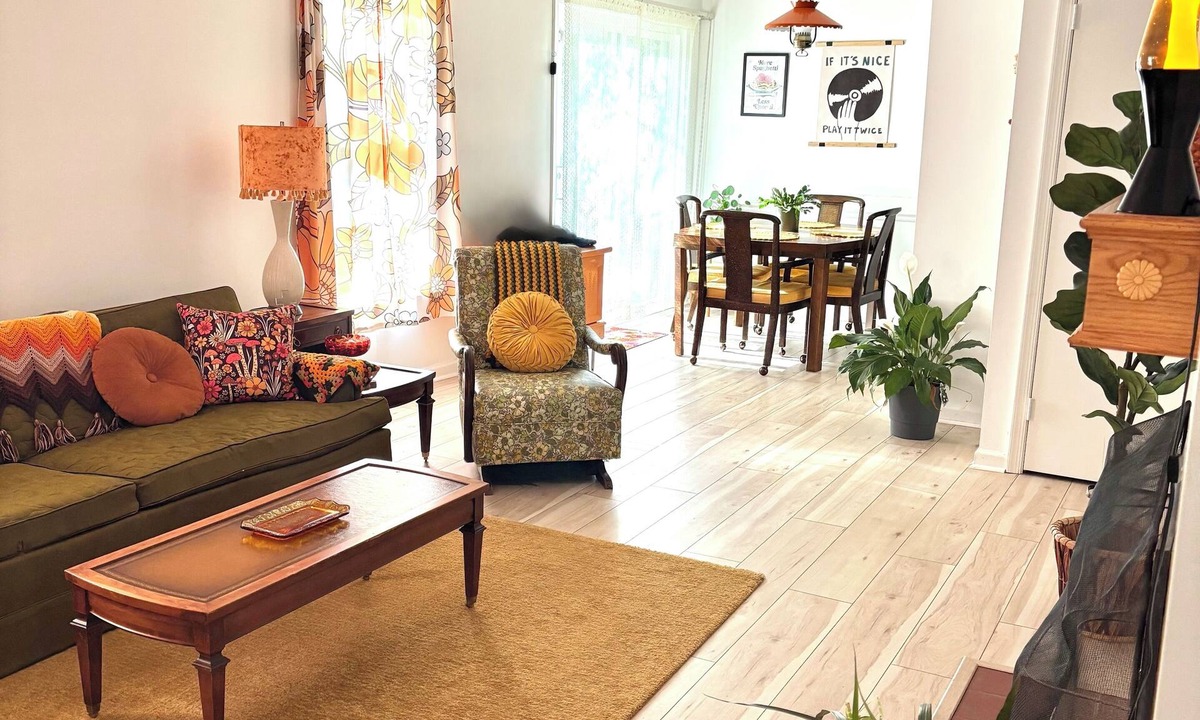 Durham House | Groovy stay in Durham! Pets stay FREE in Dec & Jan!
