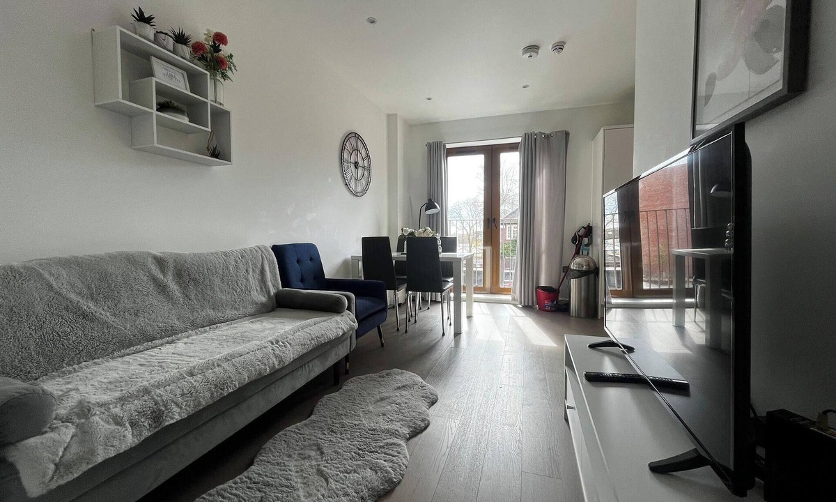 St Albans Apartment | Grosvenor Rd - 2-Bedrooms - Sleeps 5 - Parking