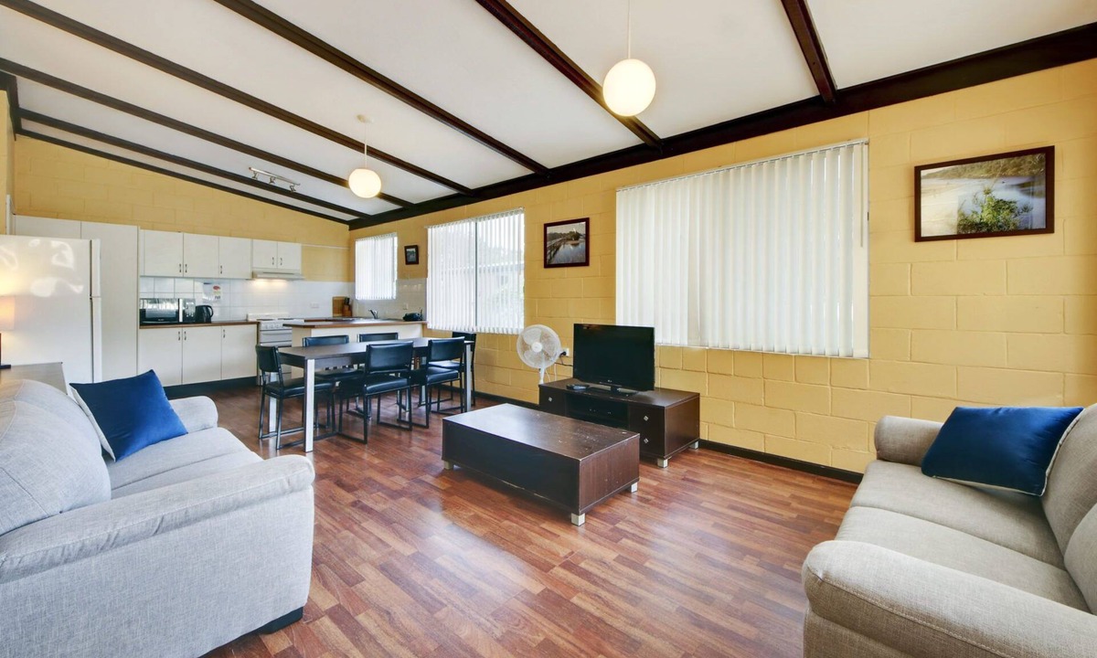 Hat Head Apartment | Ground floor 2 bedroom unit accommodating 6* Great Location*