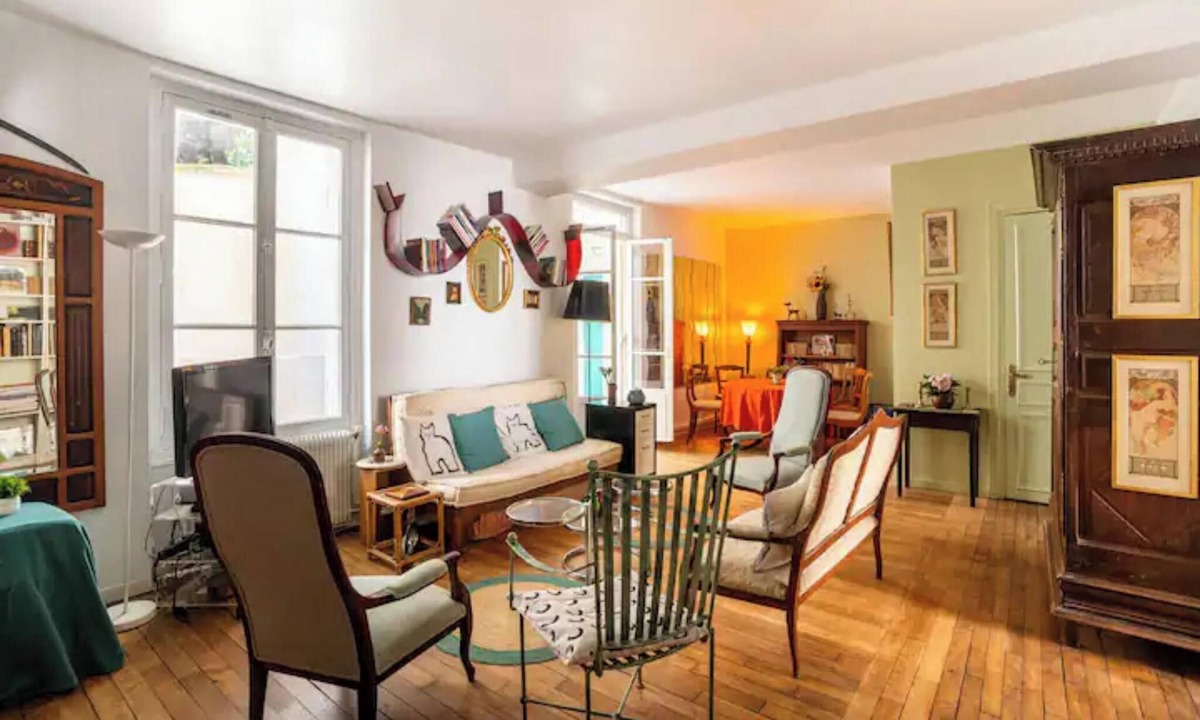 Quartier des Grandes-Carrieres Apartment | Ground floor apartment with private courtyard