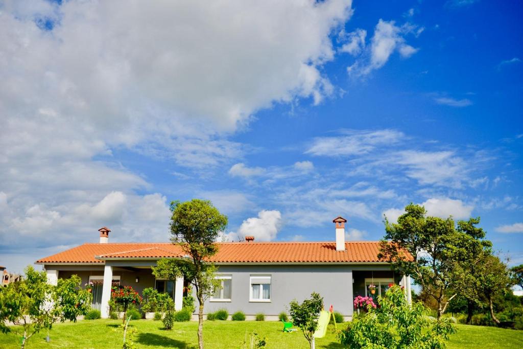 Skatari House | Ground Floor Apartments With Spacious Backyard