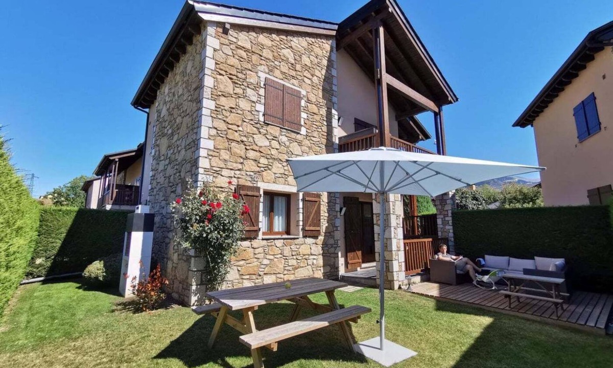 Err Apartment | Ground Floor Apt 2 Bed Private 90m2 Garden, Fireplace & Wi-Fi