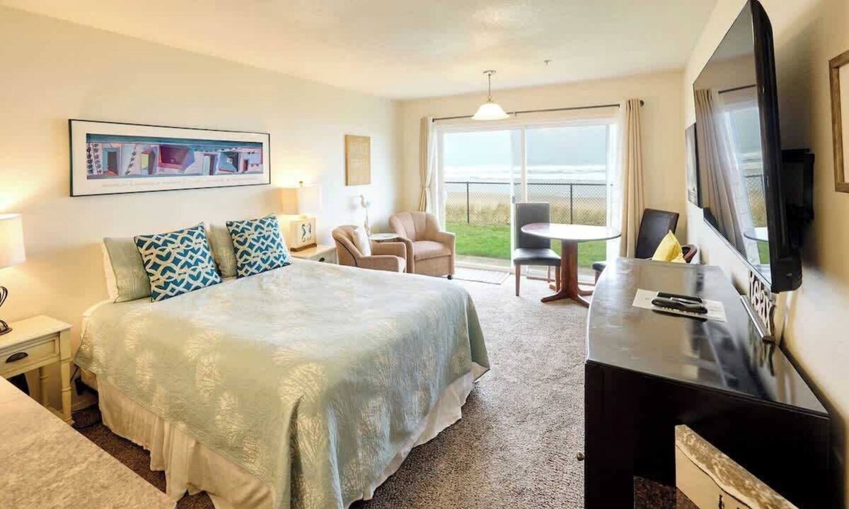 Lincoln City Condo | Ground Floor Beachfront Condo Suite - Sleeps 4 - Pool Access!