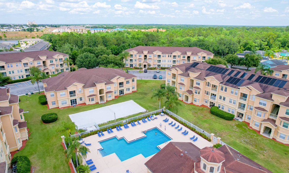 Loughman Condo | Ground floor condo with shared hot tub & pool, WiFi, lanai, W/D, & AC