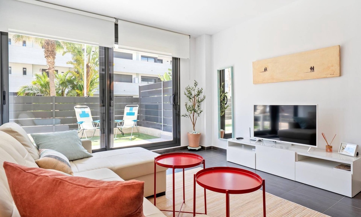 Roques Daurades Apartment | Ground floor with private garden 1min beach