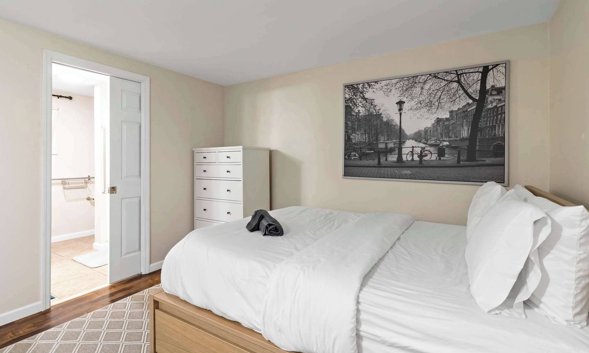 Maplewood Apartment | Ground-Floor Forest Park Studio | Parking, Washer/Dryer & Fast Wi-Fi