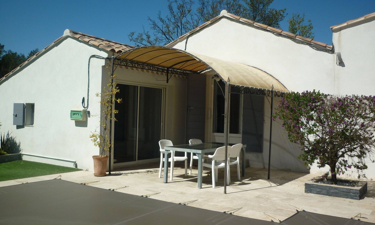 Salon-de-Provence Apartment | Ground floor rental, pool access, quiet private property, parking, private courtyard