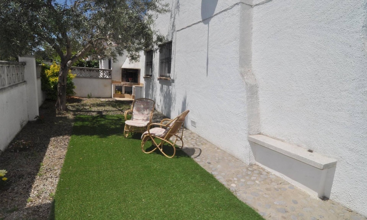 L'Escala Villa | Ground floor house with garden and community pool