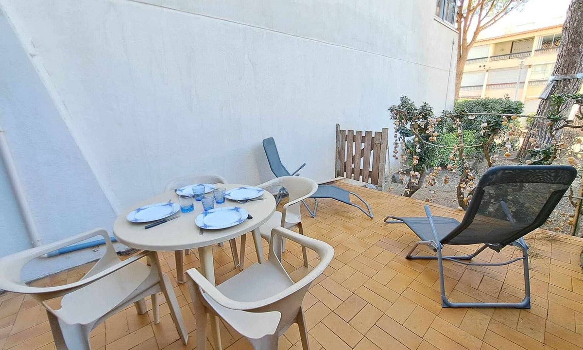 Marseillan Plage Apartment | Ground Floor Studio with Terrace and Private Parking