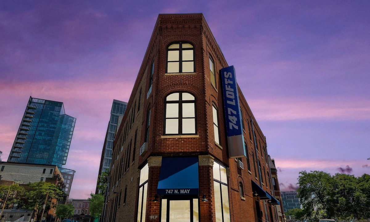 River West Apartment | Ground Floor Studios in Chicago by 747 Lofts