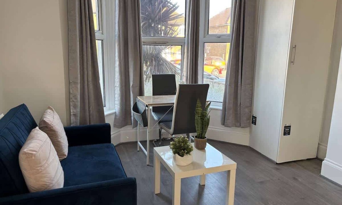 Sittingbourne Apartment | Ground Floor | Weekly Offers | Central Location |
