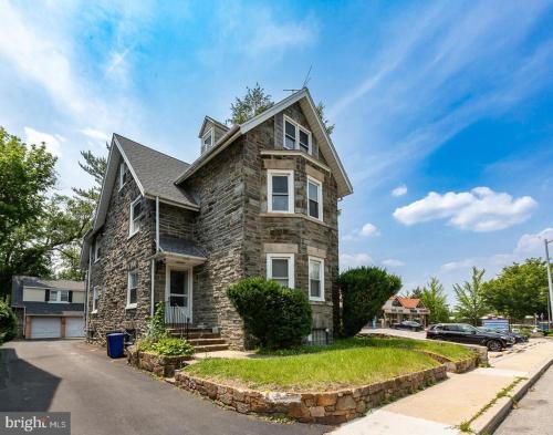 Bryn Mawr Apartment | Ground-Level 2B2B Apt in Bryn Mawr w Parking