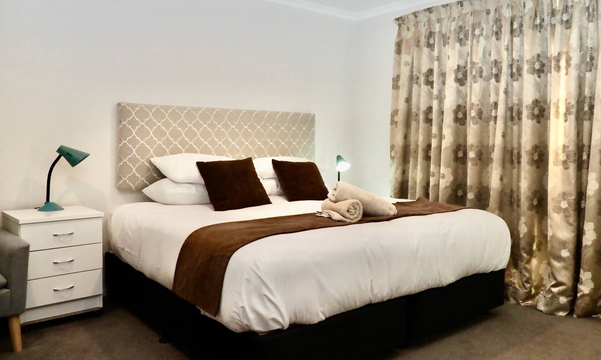 Jindabyne Apartment | Ground level studio with lake view.