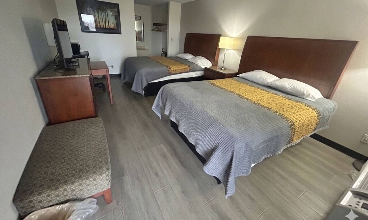Greenville Hotel | Group & Family Friendly Stay by I-70 Exit w/Free Parking!
