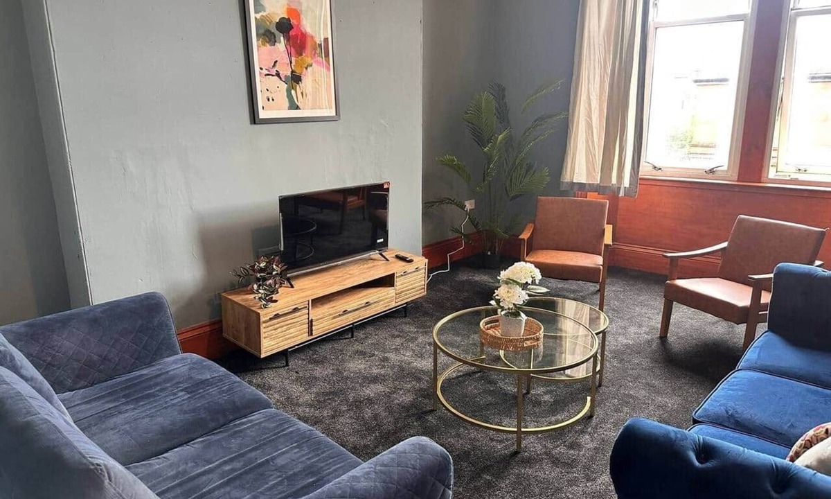 Glasgow Westend Apartment | Group-Friendly 2BR by Uni & Park – Sleeps 7
